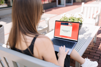 The woman is filling out the "Goed. Maar Echt!" campaign questionnaire on a laptop\